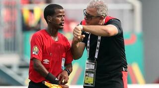 מאמן טוניסיה, מונדחר קבאיה, מתווכח עם השופט, ג'אני סיקאזווה