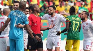 ג'ני סיקאזווה עם שחקני הנבחרות