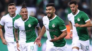 שחקני מכבי חיפה חוגגים עם אבו פאני