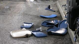 כסאות שנזרקו