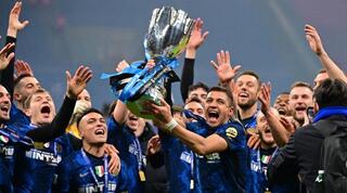 שחקני אינטר מניפים את הגביע