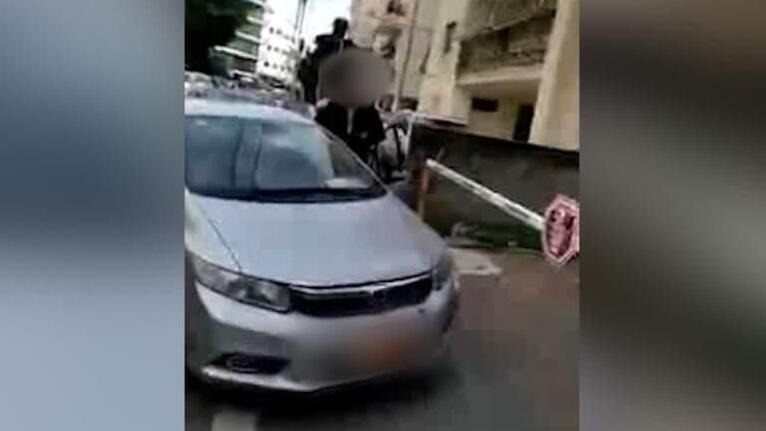 На месте инцидента в Тель-Авиве אבן נזרקה על קשישה בזמן ויכוח על חניה