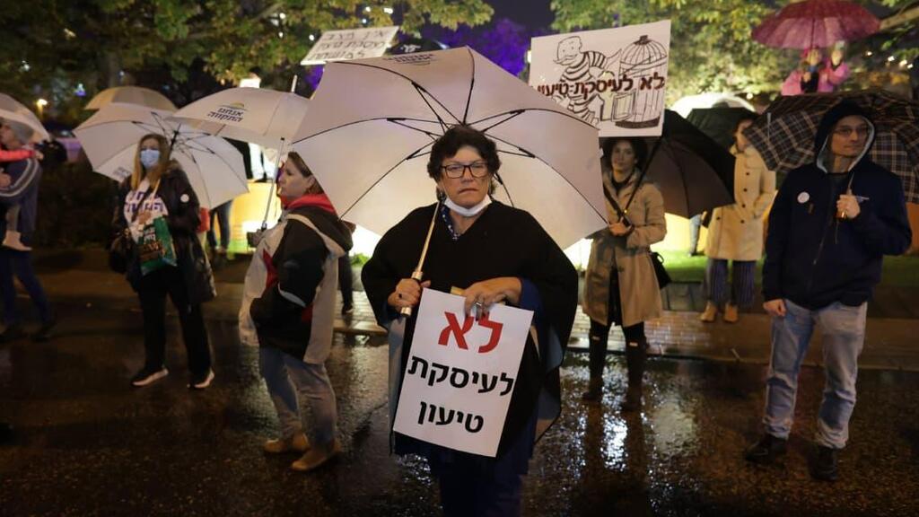 הפגנה נגד עסקת טיעון לנתניהו ליד ביתו של היועמ"ש מנדלבליט