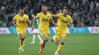 שחקני מכבי ת"א חוגגים עם עדן שמיר