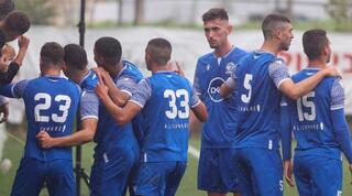 שחקני מכבי פ"ת חוגגים עם איתי שלו