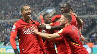 שחקני ווטפורד חוגגים עם ז'ואאו פדרו