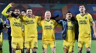 שחקני מכבי תל אביב חוגגים