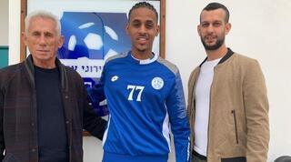 אביחי וודג'ה וסוכנו בועז גורן