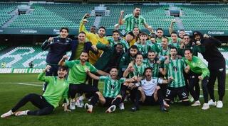 שחקני בטיס חוגגים