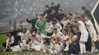 שחקני ריאל מדריד עם הגביע