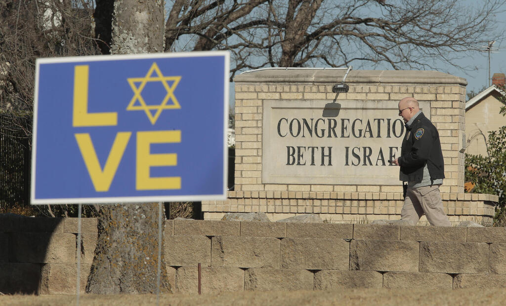 Sign near Beth Israel synagogue after hostage taking on Saturday 