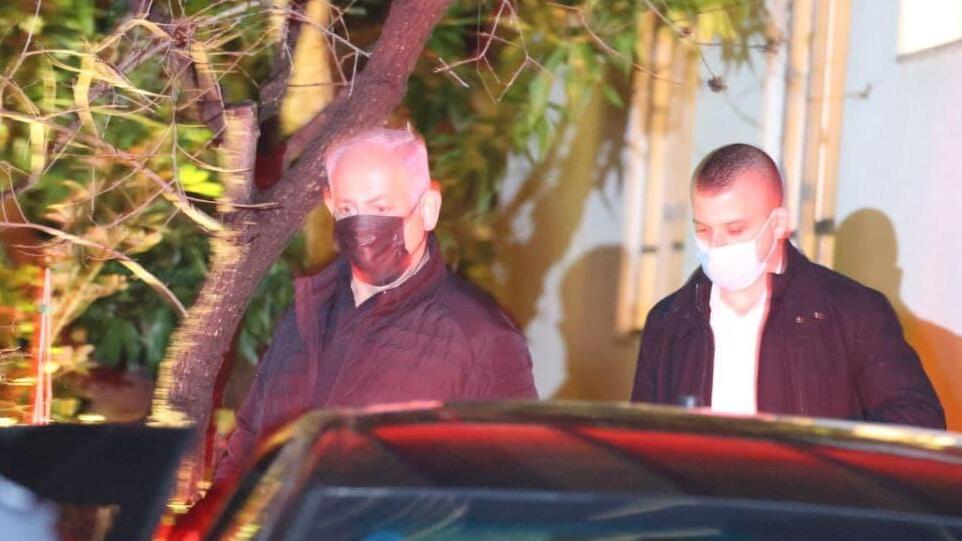 Нетаниягу после встречи с адвокатами (Фото: Моти Кимхи) בנימין נתניהו ביציאה מהפגישה