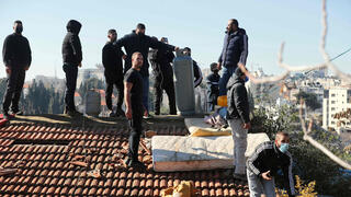 פלסטינים מתבצרים על גג בשייח ג'ראח