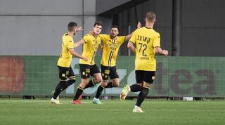 שחקני מכבי נתניה חוגגים