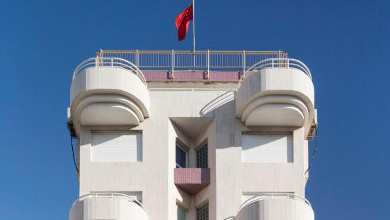 Chinese embassy building in Tel Aviv (Photo: Mikaela Bresto) מימין: מבנה שגרירות סין בתל אביב בתכנונם של אדריכלים גדעון בר-און וארנון שרגא, משמאל בניין מגורים בתכנונם של אדריכלים אורי בלומנטל ודן פיקר