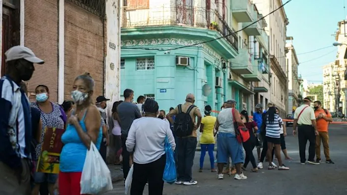 קובה עומדים בתור שעות מחסור ב מוצרים