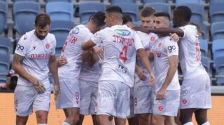 שחקני הפועל תל אביב חוגגים עם אופק ביטון