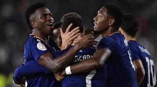 שחקני ריאל מדריד חוגגים עם אדן הזאר