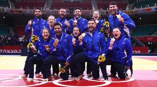 נבחרת הג'ודו עם המדליה