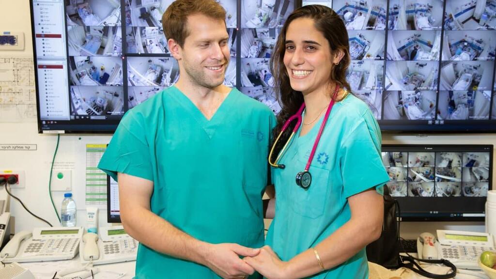 Einat and Idan (Photo: Alex Kolomoisky) זוג שהכיר במחלקת קורונה