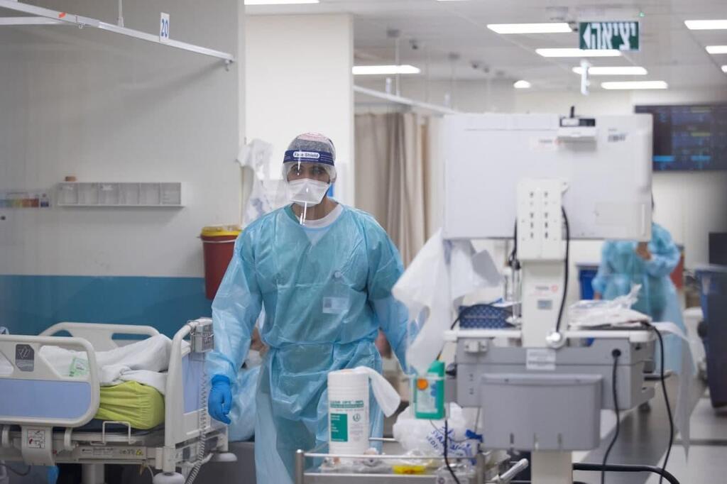 Health worker walking through a coronavirus ward at Shaare Zedek Medical Center in Jerusalem (Photo: Alex Kolomoisky) מחלקת הקורונה בבית החולים שערי צדק, ירושלים