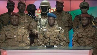 חיילים ב צבא בורקינה פאסו מודיעים על הדחת הנשיא 