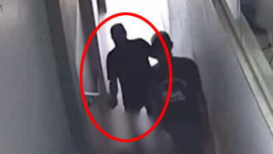 Генерал-майор Хакруш перешагивает через раненого в Кафр-Кане (Кадр видеозаписи) ניצב ג'מאל חכרוש מדלג מעל פצוע בקטטה ויוצא מזירת רצח בבית עסק בכפר כנא