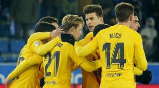 שחקני ברצלונה חוגגים עם פרנקי דה יונג