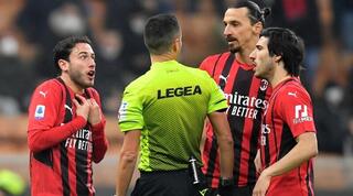 שחקני מילאן מקיפים את השופט