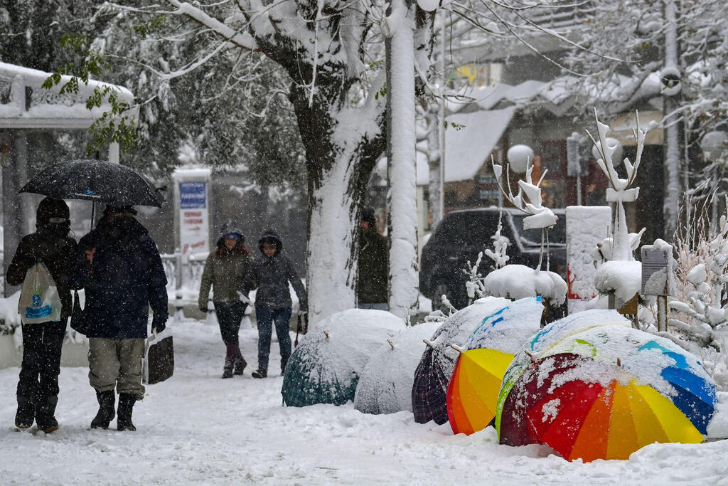 יוון אתונה סופה אלפיס משחקים ב שלג 