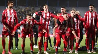 שחקני הפועל ת"א חוגגים