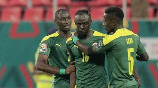 שחקני סנגל חוגגים עם סאדיו מאנה