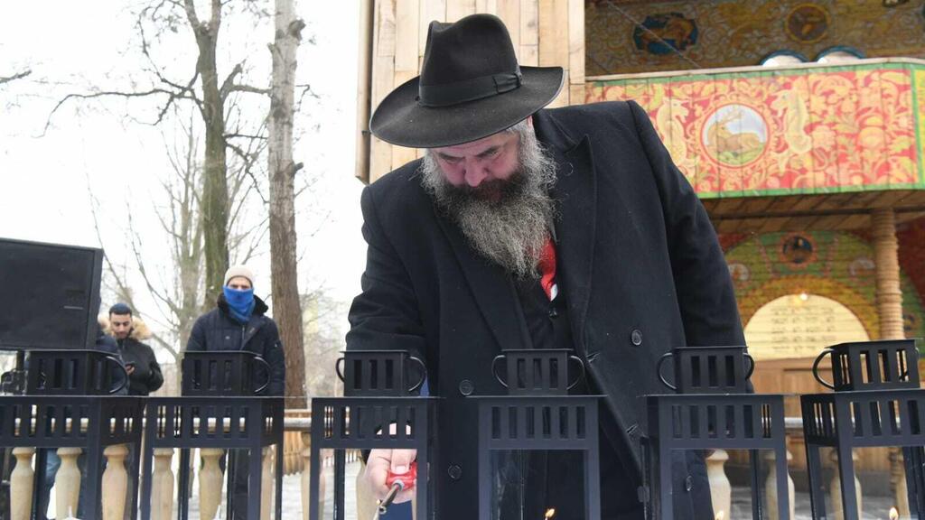 רבה הראשי של אוקראינה, הרב משה ראובן אסמן, מדליק נר זיכרון