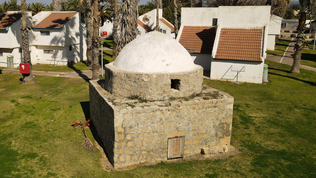 A picture that shows an aerial view of a Muslim Mausoleum at Dor beach, built over the village of Tantura