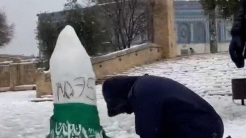 פלסטיני בנה בובת שלג בדמות רקטת M75 עטופה בדגל חמאס באל אקצא