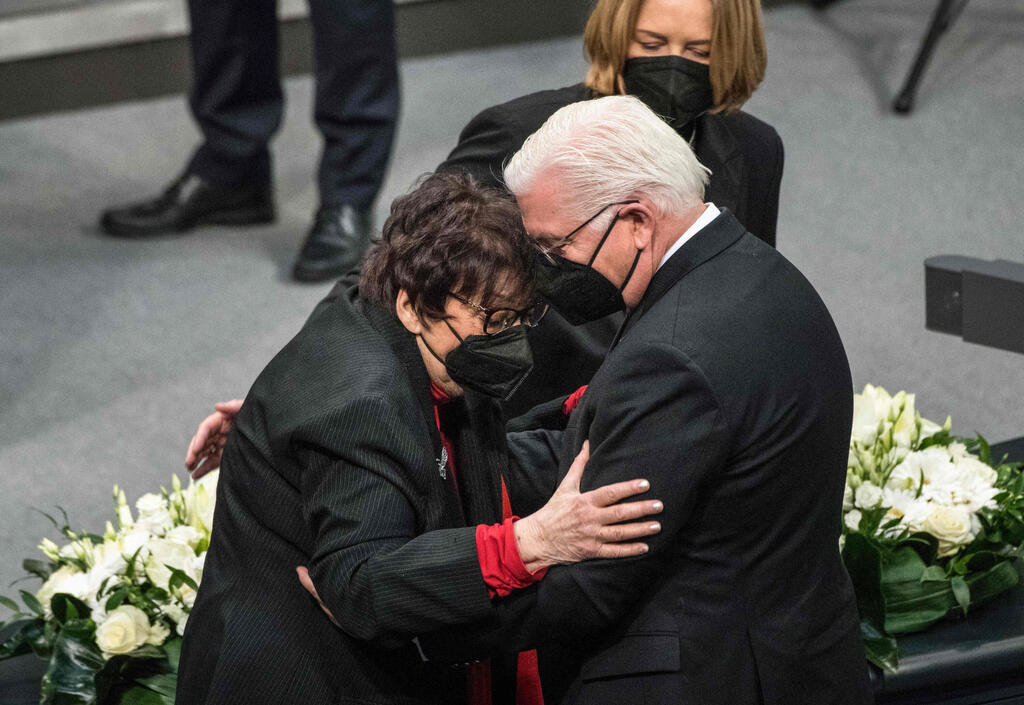 German President Frank-Walter Steinmeier hugs holocaust survivor Inge Auerbacher