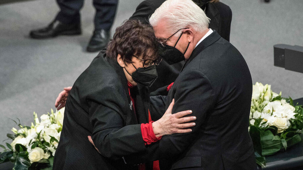German President Frank-Walter Steinmeier hugs holocaust survivor Inge Auerbacher