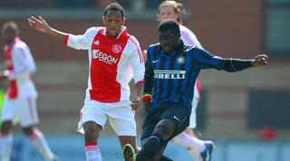 פביאן ספורקסלדה במדי אייאקס מול ג'וסף דאנקן