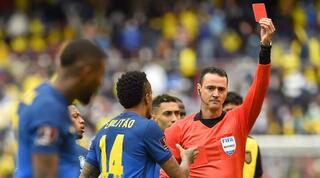 אמרסון מקבל את הכרטיס האדום