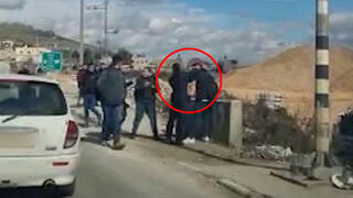 שוטר תועד מכה פלסטיני בשומרון