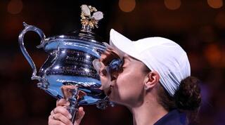 אשלי בארטי מנשקת את הגביע