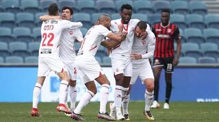 שחקני הפועל באר שבע חוגגים עם יוג'ין אנסה