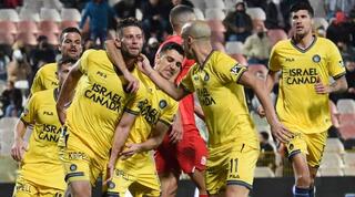 שחקני מכבי ת"א חוגגים עם עדן שמיר