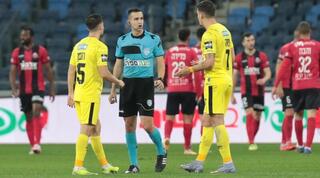 ירדן שועה על רקע שחקני הפועל חיפה