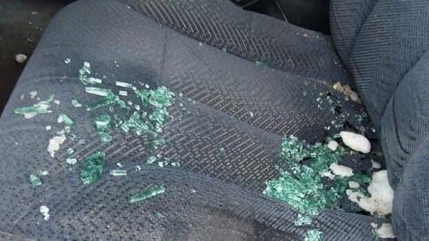 Разбитые стекла машины הרכב לאחר ניסיון הלינץ'