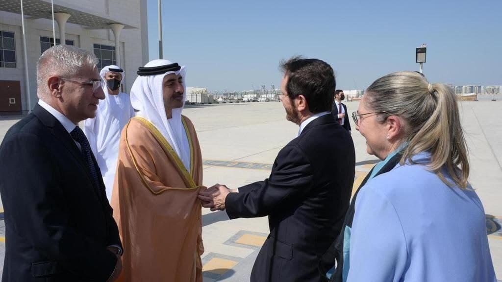 נשיא המדינה ורעייתו נחתו באבו דאבי והתקבלו על ידי שר החוץ של איחוד האמירויות