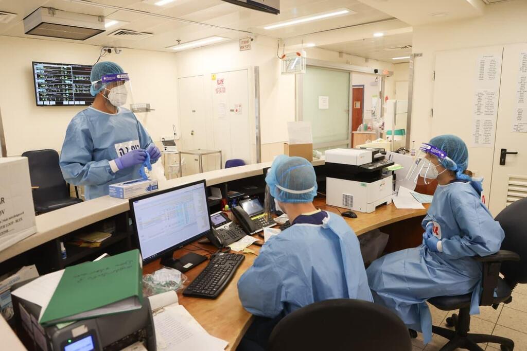 האח בוריס לוינסקי במחלקת הקורונה בבית החולים וולפסון