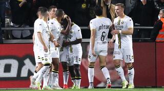 שחקני מכבי נתניה חוגגים עם אביב אברהם