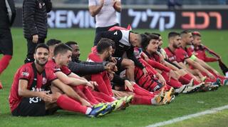 שחקני הפועל חיפה חוגגים