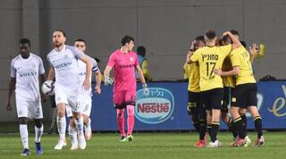 שחקני מכבי נתניה חוגגים עם יובל אשכנזי